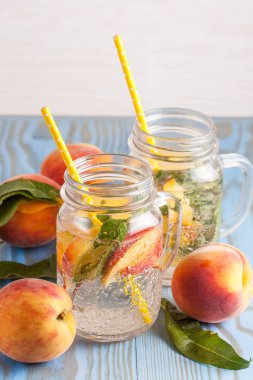 Ev yapımı limonata olgun şeftali ve soğuk taze nane. Şeftali çay bir kavanoz. Serinletici su.