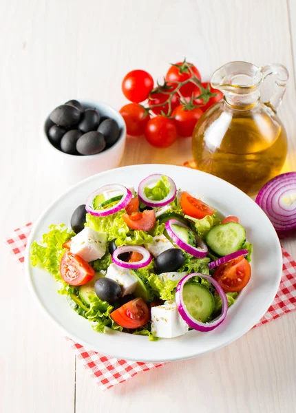 Frischer Griechischer Salat Aus Kirschtomaten Ruccola Rucola Feta Oliven Gurken — Stockfoto