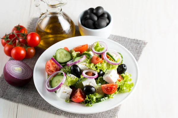 Frischer Griechischer Salat Aus Kirschtomaten Ruccola Rucola Feta Oliven Gurken — Stockfoto