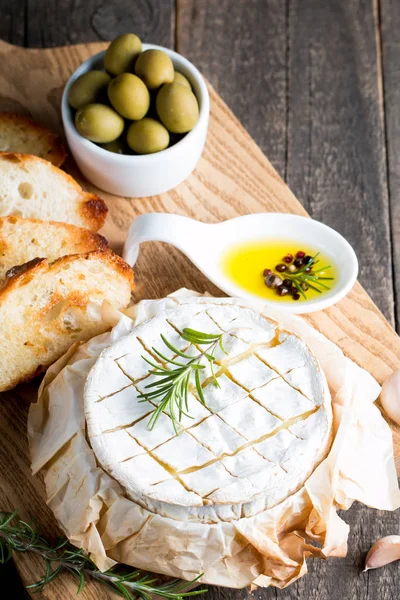 Queijo Camembert Assado Queijo Brie Fresco Uma Fatia Uma Tábua — Fotografia de Stock