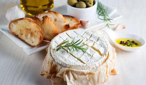 Queijo Camembert Assado Queijo Brie Fresco Uma Fatia Uma Tábua — Fotografia de Stock