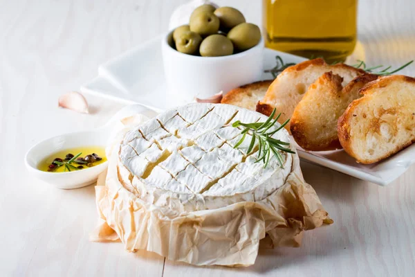 Queijo Camembert Assado Queijo Brie Fresco Uma Fatia Uma Tábua — Fotografia de Stock