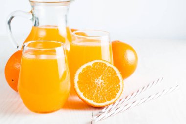 Ahşap ve taş zemin üzerine portakal meyve ile portakal suyu bir bardak close-up. Vitamin ve mineraller. Sağlıklı içki ve içecek konsepti.