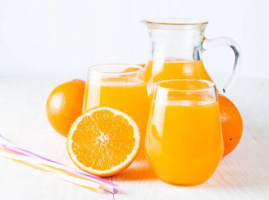 Ahşap ve taş zemin üzerine portakal meyve ile portakal suyu bir bardak close-up. Vitamin ve mineraller. Sağlıklı içki ve içecek konsepti.