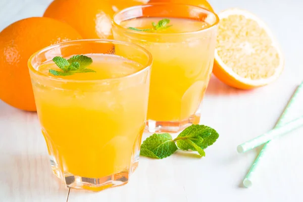 Närbild Ett Glas Apelsinjuice Med Apelsiner Frukter Trä Och Sten — Stockfoto