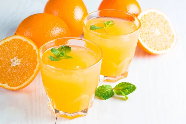 Närbild Ett Glas Apelsinjuice Med Apelsiner Frukter Trä Och Sten — Stockfoto