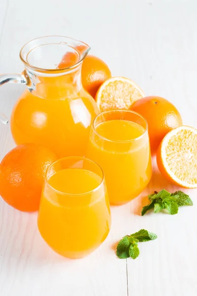 Närbild Ett Glas Apelsinjuice Med Apelsiner Frukter Trä Och Sten — Stockfoto
