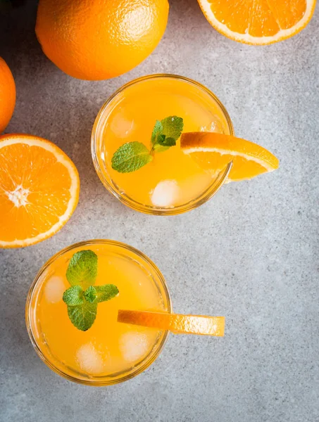 Primer Plano Vaso Zumo Naranja Con Frutas Naranjas Sobre Fondo — Foto de Stock