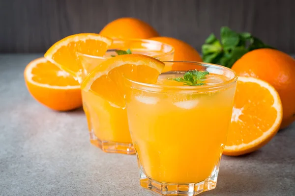 Närbild Ett Glas Apelsinjuice Med Apelsiner Frukter Trä Och Sten — Stockfoto