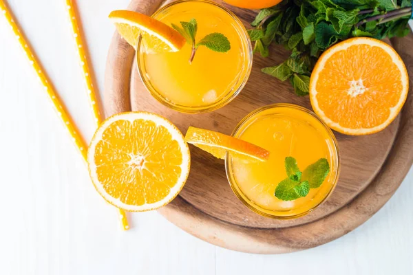 Närbild Ett Glas Apelsinjuice Med Apelsiner Frukter Trä Och Sten — Stockfoto