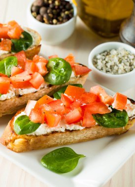 Domates ve peynirli taze yapılmış bruschetta. İtalyan tapas antipasti sebzeler, otlar ve ızgara ciabatta ve baget ekmek üzerine. Sandviç.