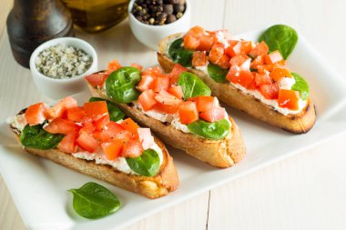 Domates ve peynirli taze yapılmış bruschetta. İtalyan tapas antipasti sebzeler, otlar ve ızgara ciabatta ve baget ekmek üzerine. Sandviç.