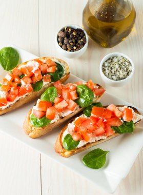 Domates ve peynirli taze yapılmış bruschetta. İtalyan tapas antipasti sebzeler, otlar ve ızgara ciabatta ve baget ekmek üzerine. Sandviç.