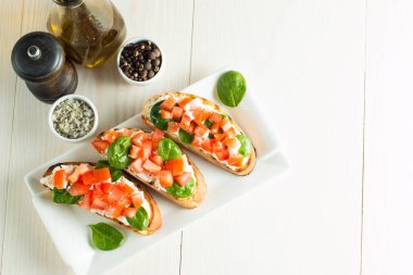 Domates ve peynirli taze yapılmış bruschetta. İtalyan tapas antipasti sebzeler, otlar ve ızgara ciabatta ve baget ekmek üzerine. Sandviç.