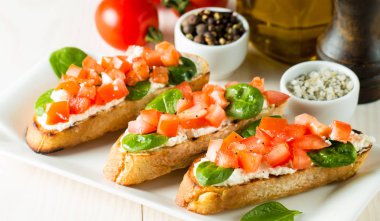 Domates ve peynirli taze yapılmış bruschetta. İtalyan tapas antipasti sebzeler, otlar ve ızgara ciabatta ve baget ekmek üzerine. Sandviç.
