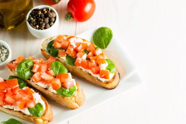 Domates ve peynirli taze yapılmış bruschetta. İtalyan tapas antipasti sebzeler, otlar ve ızgara ciabatta ve baget ekmek üzerine. Sandviç.
