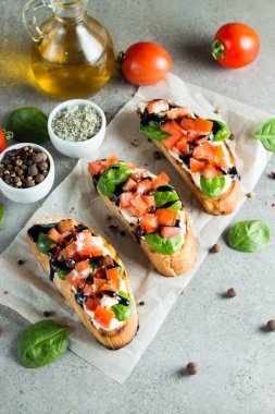 Domates ve peynirli taze yapılmış bruschetta. İtalyan tapas antipasti sebzeler, otlar ve ızgara ciabatta ve baget ekmek üzerine. Sandviç.