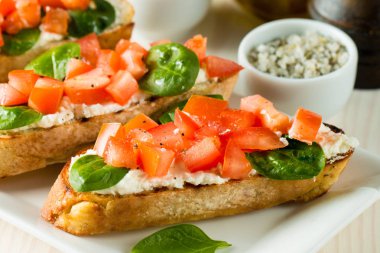 Domates ve peynirli taze yapılmış bruschetta. İtalyan tapas antipasti sebzeler, otlar ve ızgara ciabatta ve baget ekmek üzerine. Sandviç.