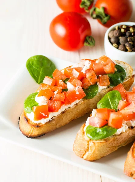 Tomate Queijo Fresco Feito Bruschetta Tapas Italianas Antipasti Com Legumes — Fotografia de Stock