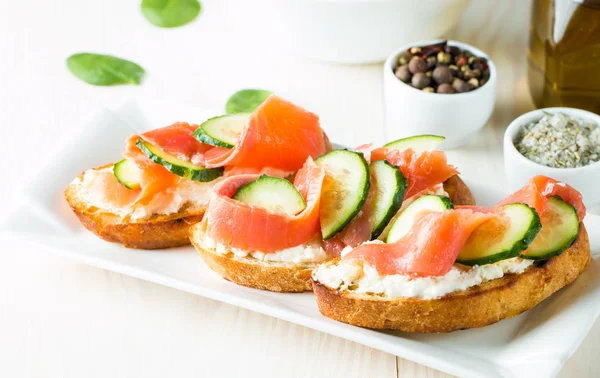 Lachs Gurken Und Frischkäse Bruschetta Italienische Tapas Antipasti Mit Gemüse — Stockfoto