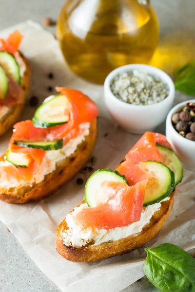 Lachs Gurken Und Frischkäse Bruschetta Italienische Tapas Antipasti Mit Gemüse — Stockfoto