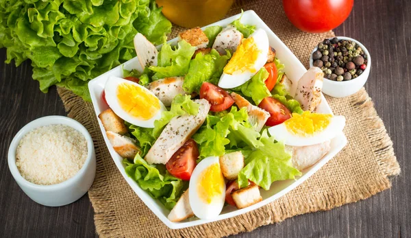 Salada Fresca Feita Tomate Rúcula Peito Frango Ovos Rúcula Biscoitos — Fotografia de Stock