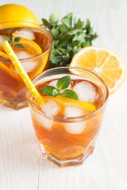 Narenciye limonata yenileniyor, içki yaz. Buzlu çay taze limon ve nane ahşap arka plan üzerinde. Ferahlık içecek konsepti.
