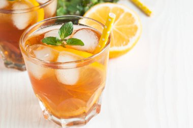 Narenciye limonata yenileniyor, içki yaz. Buzlu çay taze limon ve nane ahşap arka plan üzerinde. Ferahlık içecek konsepti.