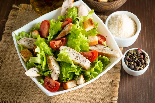 Fresh Salad Made Tomato Ruccola Chicken Breast Eggs Arugula Crackers — Stock Photo, Image