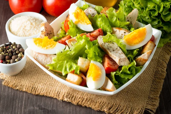 Fräsch Sallad Tomat Ruccola Kycklingbröst Ägg Ruccola Kex Och Kryddor — Stockfoto