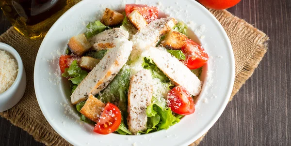 Salată Proaspătă Din Roșii Ruccola Piept Pui Ouă Arugula Biscuiți — Fotografie, imagine de stoc