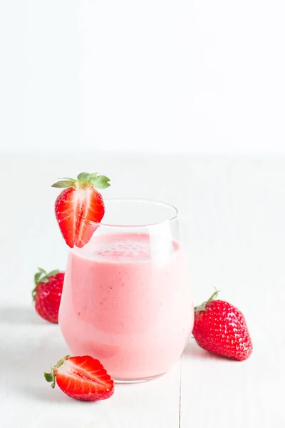 Ein Glas Frischen Erdbeer Smoothie Auf Einem Hölzernen Hintergrund Sommerdrink — Stockfoto