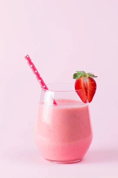 Ein Glas Frischen Erdbeer Smoothie Auf Einem Hölzernen Hintergrund Sommerdrink — Stockfoto