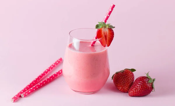 Ett Glas Färsk Jordgubbssmoothie Träbakgrund Sommardryck Shake Milkshake Juice Och — Stockfoto