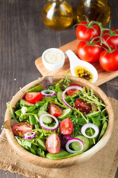 Čerstvý Zdravý Zeleninový Salát Cherry Rajčat Rukoly Rukoly Fety Oliv — Stock fotografie