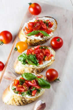 Domates ve peynirli taze yapılmış bruschetta. İtalyan tapas, antipasti sebzeler, otlar ve ızgara ciabatta ve baget ekmek üzeri yağlıboya.