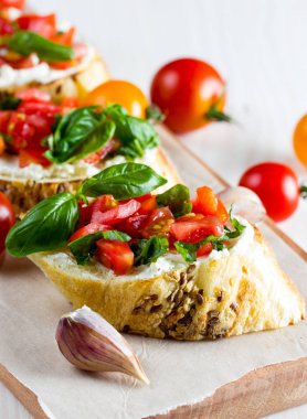 Domates ve peynirli taze yapılmış bruschetta. İtalyan tapas, antipasti sebzeler, otlar ve ızgara ciabatta ve baget ekmek üzeri yağlıboya.