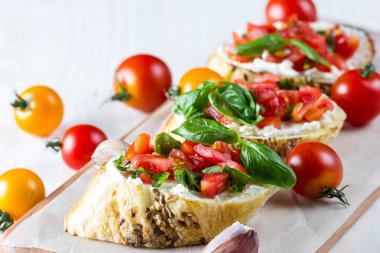 Domates ve peynirli taze yapılmış bruschetta. İtalyan tapas, antipasti sebzeler, otlar ve ızgara ciabatta ve baget ekmek üzeri yağlıboya.