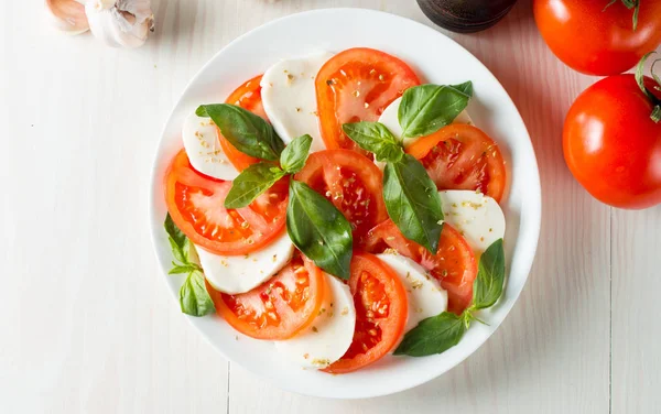 Photo Gros Plan Salade Caprese Avec Tomates Mûres Basilic Fromage — Photo