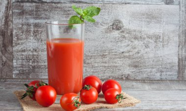Bir bardak domates suyu ahşap Sivas'tan zemin üzerine sebzeli close-up. Vitamin ve mineraller. Sağlıklı içecek konsepti.