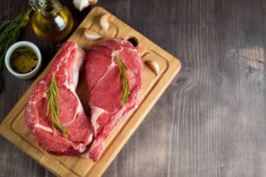 Çiğ et, biftek ve domuz eti, pirzola, biberiye, biber ve tuz. Tuzlu ve baharatlı mermer sığır pirzolası.