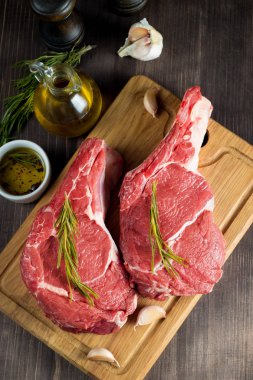 Çiğ et, biftek ve domuz eti, pirzola, biberiye, biber ve tuz. Tuzlu ve baharatlı mermer sığır pirzolası.