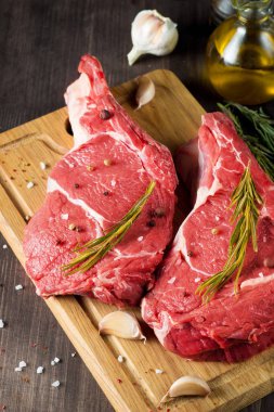 Çiğ et, biftek ve domuz eti, pirzola, biberiye, biber ve tuz. Tuzlu ve baharatlı mermer sığır pirzolası.