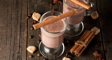 Çikolata, kahve, süt, muz sallamak ahşap arka plan üzerinde. Tanımlama bilgileri ile güler yüzlü. Milkshake. Protein diyeti. Sağlıklı gıda kavramı.