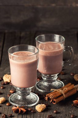 Çikolata, kahve, süt, muz sallamak ahşap arka plan üzerinde. Tanımlama bilgileri ile güler yüzlü. Milkshake. Protein diyeti. Sağlıklı gıda kavramı.