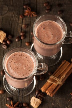 Çikolata, kahve, süt, muz sallamak ahşap arka plan üzerinde. Tanımlama bilgileri ile güler yüzlü. Milkshake. Protein diyeti. Sağlıklı gıda kavramı.