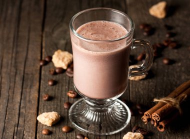 Çikolata, kahve, süt, muz sallamak ahşap arka plan üzerinde. Tanımlama bilgileri ile güler yüzlü. Milkshake. Protein diyeti. Sağlıklı gıda kavramı.