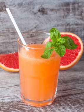 Ahşap masa yakın çekim meyve suyu ile olgun greyfurt bir bardak