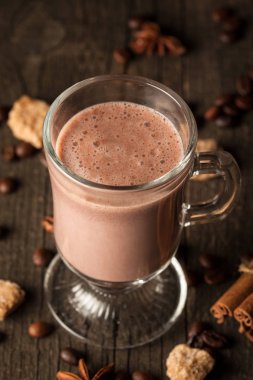 Çikolata, kahve, süt, muz sallamak ahşap arka plan üzerinde. Tanımlama bilgileri ile güler yüzlü. Milkshake. Protein diyeti. Sağlıklı gıda kavramı.