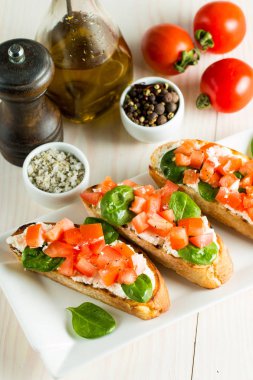 Domates ve peynirli taze yapılmış bruschetta. İtalyan tapas antipasti sebzeler, otlar ve ızgara ciabatta ve baget ekmek üzerine. Sandviç.